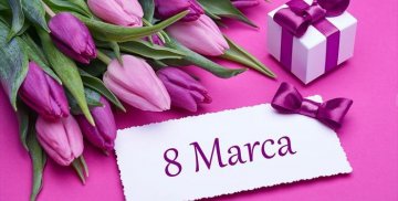 Kwiaty, prezent oraz napis 8 marca