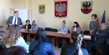 Uczestnicy spotkania dotyczącego możliwości podjęcia pracy w Polsce i systemu podatkowego