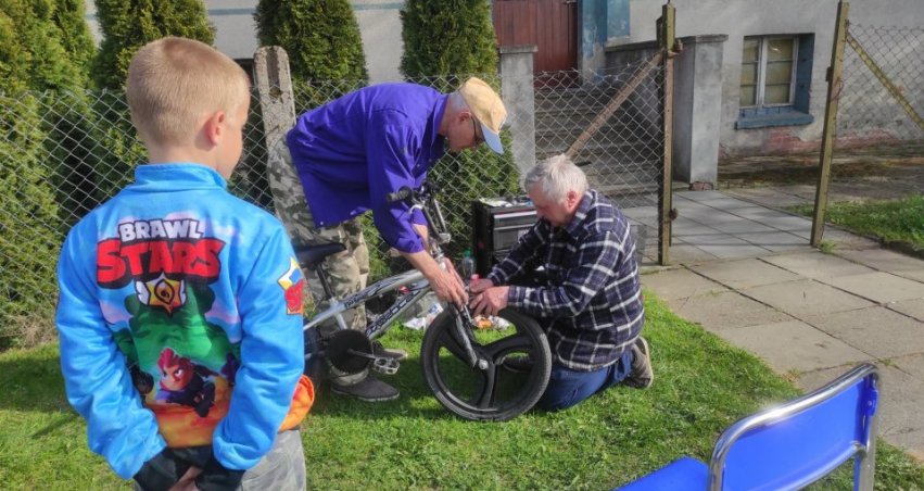 Krzysztof Mikołąjczyk naprawia rower