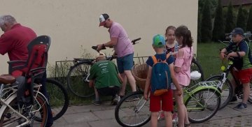 Pan Krzysztof naprawia rowery